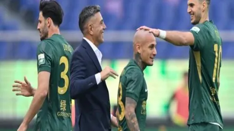 西班牙前足协主席因强吻事件遭国际足联三年禁赛，舆论哗然